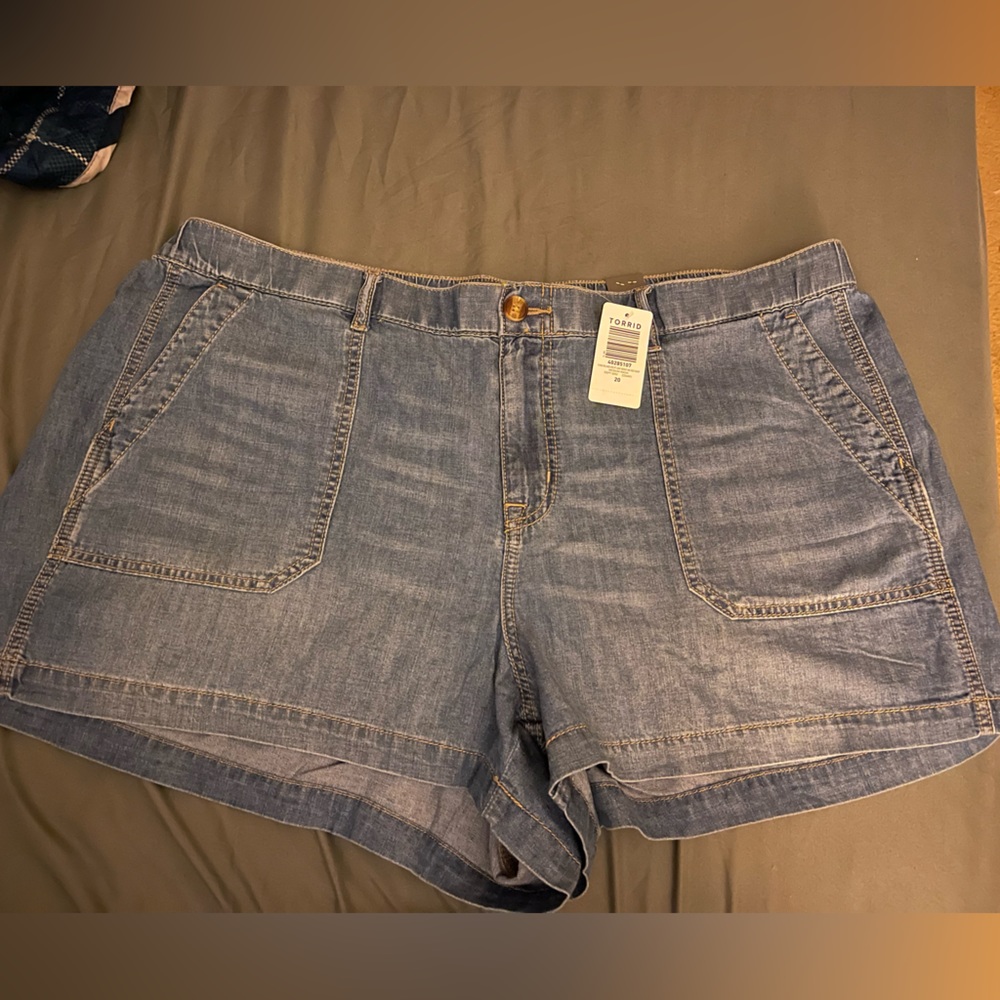 NWT torrid size 20 3.5 Inch Relaxed Utility Lightweight Mid Rise denim Shorts